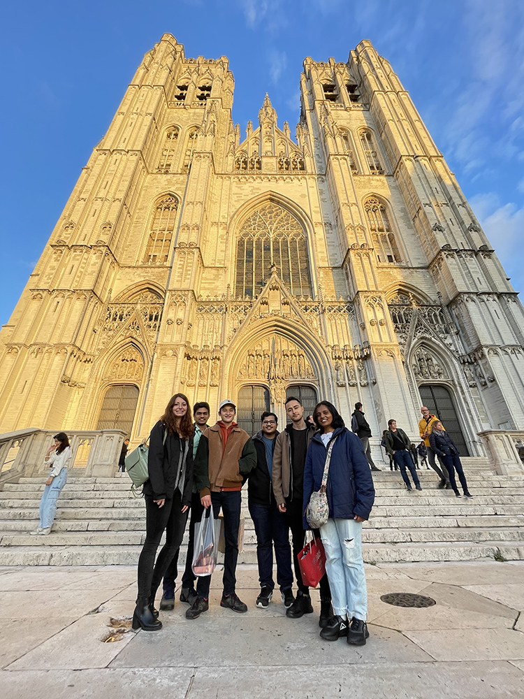 6 ESRs with chocolate shopping in front of Brussels Cathedral